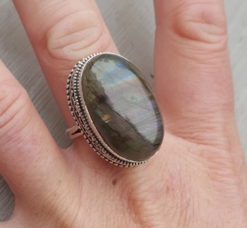 Zilveren ring met ovale cabochon Labradoriet en bewerkte kop 19